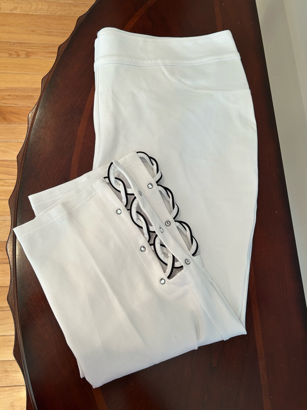 Nygard Luxe Slims White Capri with Sparkle Detail